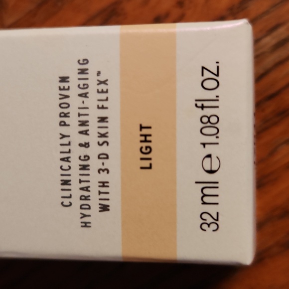 BNIB It Cosmetics Bye Bye Foundation Full-Coverage Moisturizer, Light - Picture 3 of 3